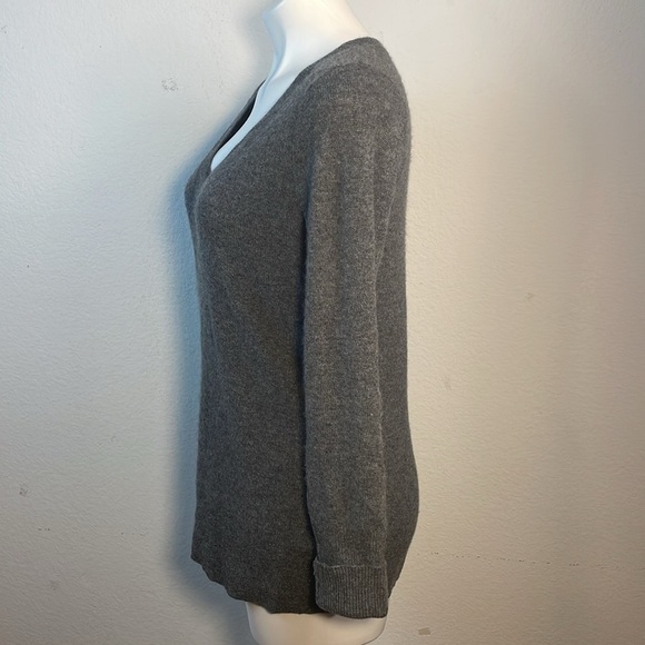 HALOGEN CASHMERE gray v-neck VEE Sweater - Picture 4 of 12